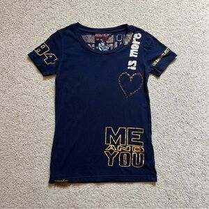 Navy desigual graphic tee with safety pin design